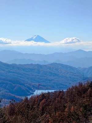 江戸川区に住む耳ツボダイエット中の女性が瘦せるために山登りをしている様子。