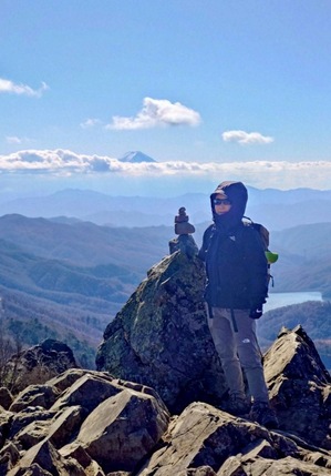 江戸川区に住む、耳つぼダイエット中の女性が山頂で写真を撮ってる。瘦せて喜んでる。