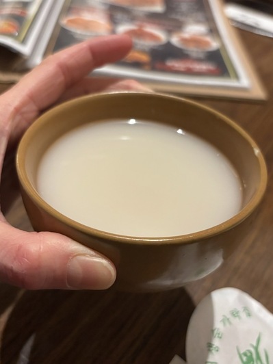 ダイエットちゅうだけど韓国料理を食べている40代の女性。